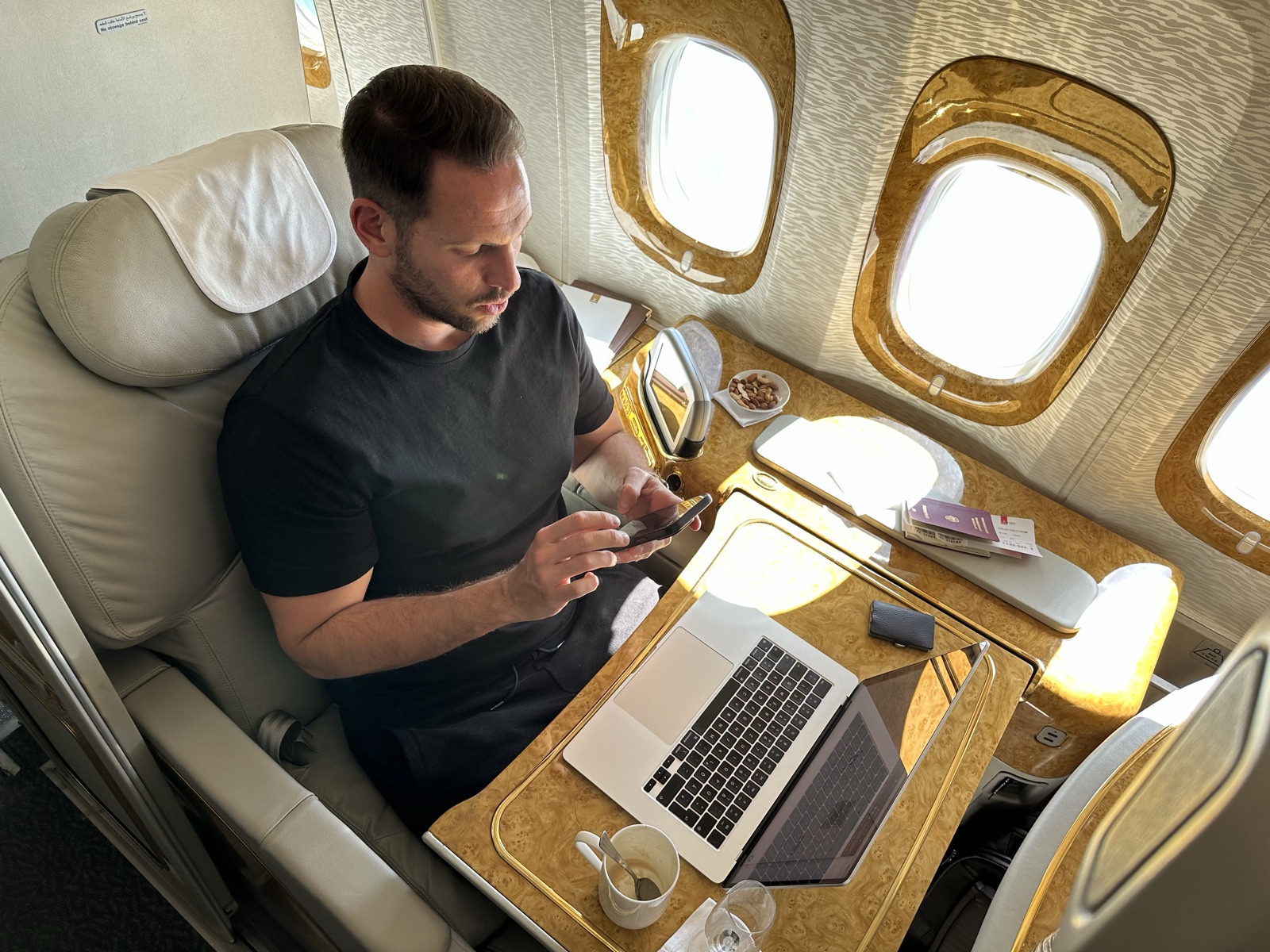 Christoph Paulus arbeitet am Laptop in einer First-Class-Suite